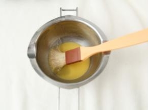 然后放入一勺蜂蜜，这个没有量的规定，小勺子一勺即可，然后用毛刷搅匀。