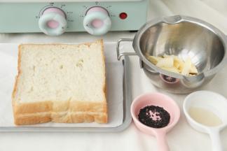 准备好材料，今天用的是现做的吐司。1-2片都可以，我用的小烤箱，所以用了一片半的样子。大烤箱的话可以2片。