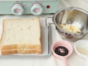 准备好材料，今天用的是现做的吐司。1-2片都可以，我用的小烤箱，所以用了一片半的样子。大烤箱的话可以2片。