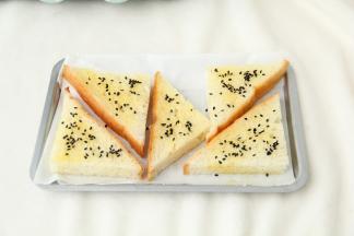 撒上一些黑芝麻。