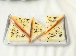 撒上一些黑芝麻。