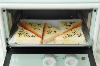 直接放入烤箱中层，没有预热。转上下160度，烤10-15分钟即可。大烤箱的话请根据自家烤箱来，延长到15-20分钟。上色满意可以加盖锡纸，防止烤的太过而烤焦。