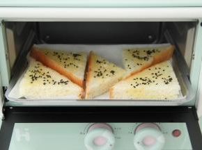 直接放入烤箱中层，没有预热。转上下160度，烤10-15分钟即可。大烤箱的话请根据自家烤箱来，延长到15-20分钟。上色满意可以加盖锡纸，防止烤的太过而烤焦。