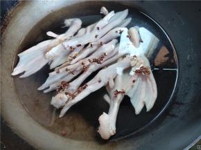 将鸭掌冷水下锅，加1小撮花椒，2汤匙料酒，开始焯水。