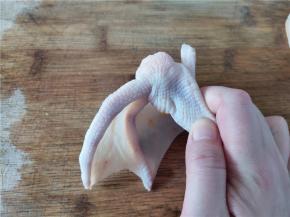 鸭掌洗干净，剪去趾甲。把脚杆和脚掌相连部分掰开，就是尽量把关节部分能掰开尽量掰开。这样方便煮好后脱骨。