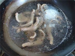 接着又将鸭掌扔回锅中继续煮。再煮10分钟，关火，焖5分钟。