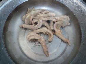 水开后，煮10分钟后将鸭掌捞出，冲冷水迅速降温。这一步是为了让鸭掌更Q弹。嫌麻烦也可以省略这一步。