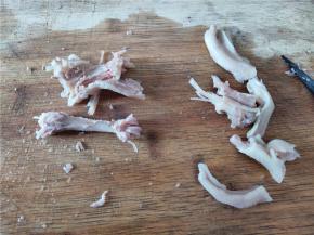 将鸭掌捞出，把脚掌和脚杆分开，用剪刀或小刀将脚杆的皮剥下来，筋络部分用剪刀煎开。脚趾部分撕开。