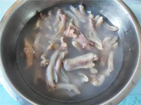 将处理好的鸭掌用开水烫2分钟，或者又回锅煮一下。毕竟刚才用手扒骨头来着。