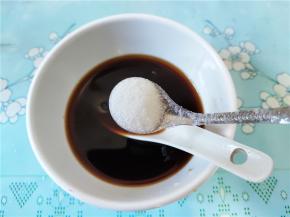 取一个小碗，加入生抽，老抽，醋，盐，糖，再兑一倍的凉白开，拌匀。尝下味，不够再调整。