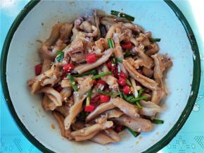 将调好的料汁倒入鸭掌，再加辣椒油和花椒油，拌匀，然后盖上保鲜膜，放冰箱冰藏2小时以上，就可以吃了。