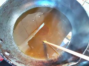 菜籽油倒入锅中，先中火烧至冒烟，用筷子插入油中，冒小泡泡，然后转小火，注意一定要转最小火！晾两分钟。