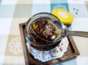 等油温彻底凉了下来，就用一个干净无水的容器装起，盖紧，阴凉处保存。用的时候，用干净无水的勺子挖取。