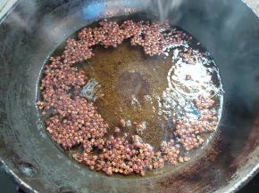 将花椒快速倒入油中，注意安全！小心被油溅到。因为花椒刚入油锅会呈沸腾状，等平息下来，炸两分钟，关火，利用余温再慢慢熬。