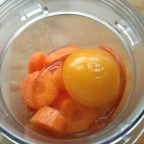 胡萝卜切块放入料理机中，打入一个鸡蛋，搅打成泥