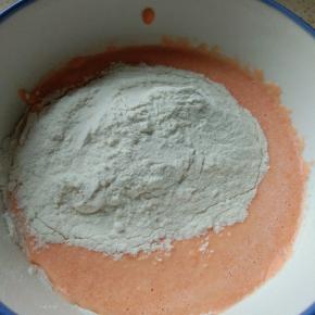 胡萝卜泥中，加入适量面粉