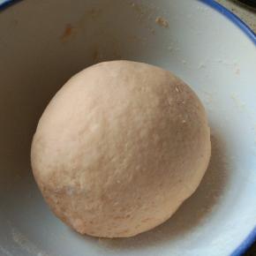 揉成面团，盖上保鲜膜，醒5分钟
