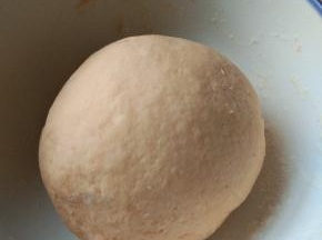 揉成面团，盖上保鲜膜，醒5分钟