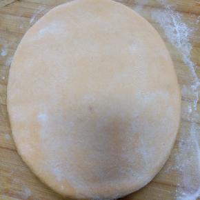 擀成厚约1厘米的圆形，上下面抹上面粉，防粘