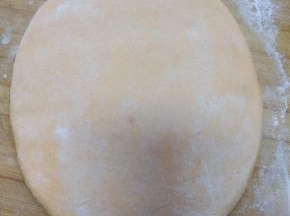 擀成厚约1厘米的圆形，上下面抹上面粉，防粘