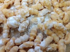 撒上面粉