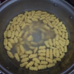 水开后，放入面煮3分钟