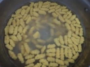 水开后，放入面煮3分钟