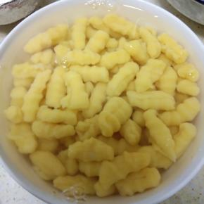 面捞出后，凉水过凉