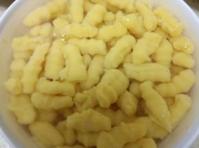 面捞出后，凉水过凉