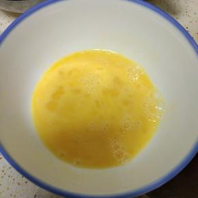 碗中打2个鸡蛋，搅拌均匀