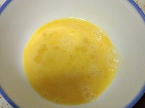 碗中打2个鸡蛋，搅拌均匀