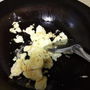 锅热倒油，蛋液倒入锅中炒熟，盛出备用