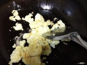 锅热倒油，蛋液倒入锅中炒熟，盛出备用