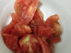 西红柿去皮，切块