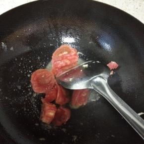 锅中倒油，加入西红柿，炒出汁