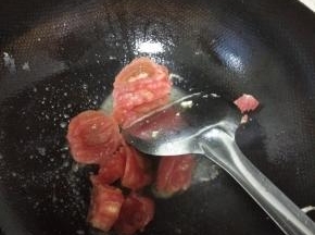 锅中倒油，加入西红柿，炒出汁