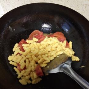 加入面，炒1分钟