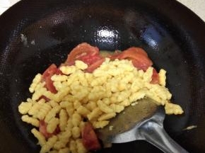 加入面，炒1分钟