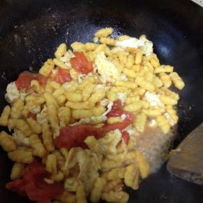 加入鸡蛋，加入适量的盐调味，炒匀收汁即可盛出