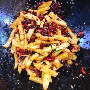 起锅前加入一勺鸡精适量白芝麻炒匀即可！