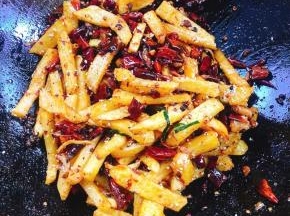 起锅前加入一勺鸡精适量白芝麻炒匀即可！