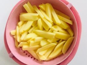 用清水反复冲洗3～5遍，捞出沥干水份备用！