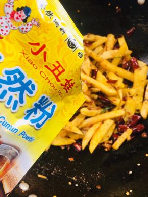 两勺孜然粉翻炒均匀！