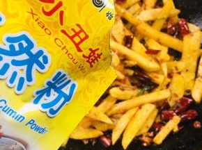 两勺孜然粉翻炒均匀！