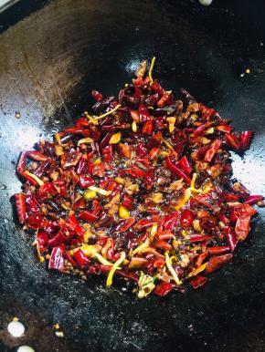 起锅烧油，放入生姜，蒜瓣，花椒，干辣椒爆香，放入郫县豆瓣酱炒出红油！