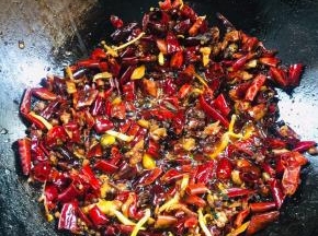 起锅烧油，放入生姜，蒜瓣，花椒，干辣椒爆香，放入郫县豆瓣酱炒出红油！