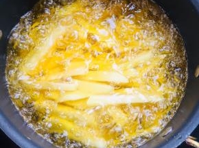 锅烧热倒入适量的油烧至七成热，放入土豆条，中小火慢炸！
