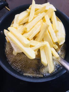 炸至表面金黄色捞出控油备用！