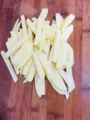 土豆削皮洗净切成条状备用！