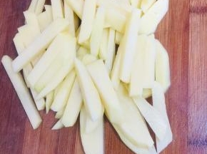 土豆削皮洗净切成条状备用！
